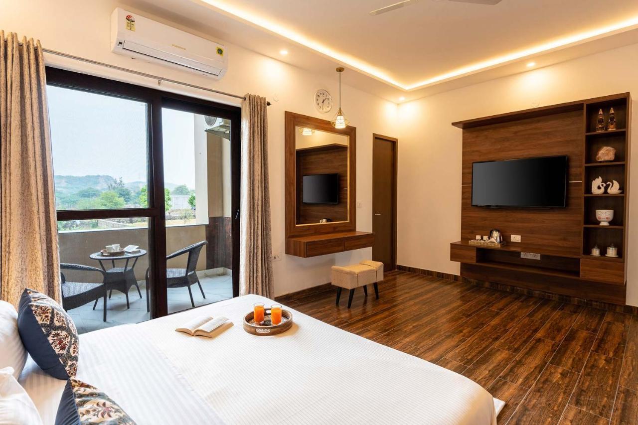 Brookvale Manor By Stayvista - Private Pool Haven With Endless Views & Indoor Fun Sohna ภายนอก รูปภาพ