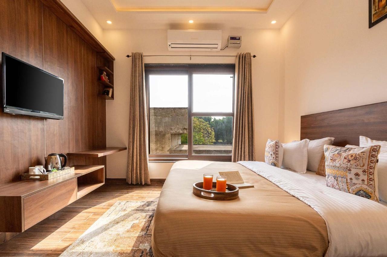 Brookvale Manor By Stayvista - Private Pool Haven With Endless Views & Indoor Fun Sohna ภายนอก รูปภาพ